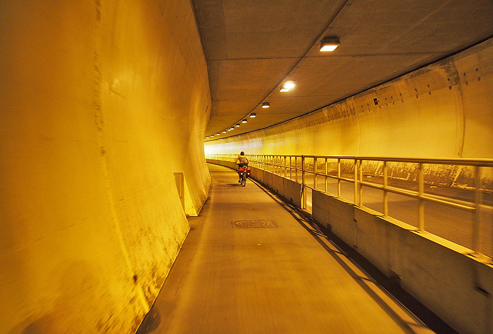 Im Tunnel abgetrennte Radlerspur