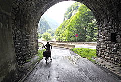 Radweg durch alten Tunnel
