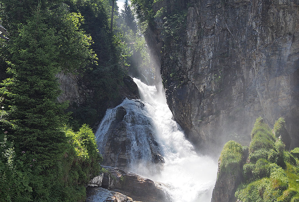 Aus einer Felsspalte entsteht der Wasserfall Bad Gastein