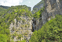 Felswand mit Wasserfall