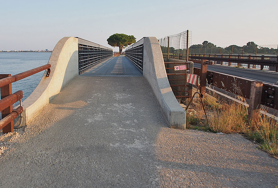 Neue Brücke längs des Dammes nach Grado