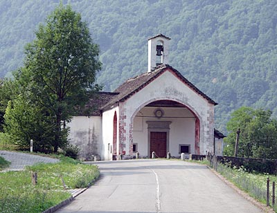 Vallemaggia: Der Radweg verläuft neben der Straße