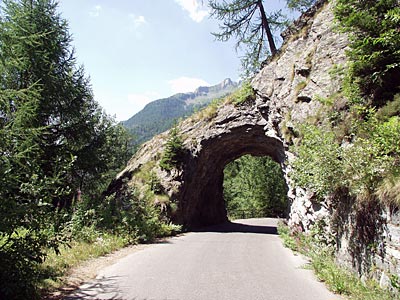 Lavizarratal: Auf dem Weg geht es durchs Tunnel