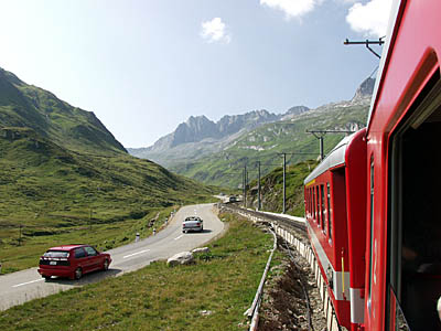 Bahn und Straße