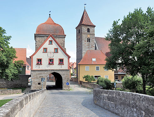 Stadttor und Kirche in Ornbau