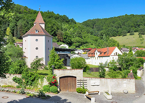 Blick von der Brücke auf die Veithskirche