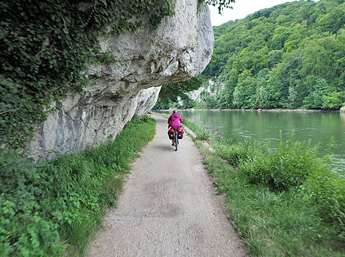 Überhängende Felswand