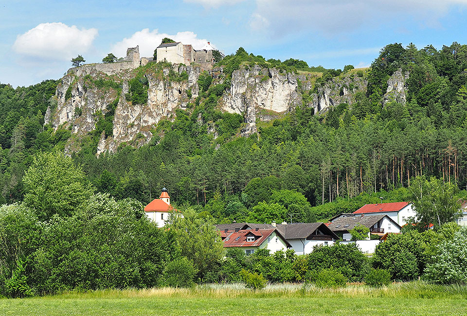 Burg Arnsberg auf einem Dolomitfelsen: