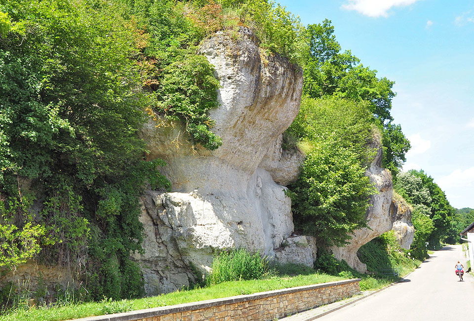 Steiler Fels am Talrand