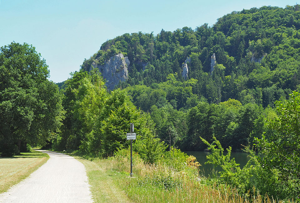 Felswände beidseits des Tales