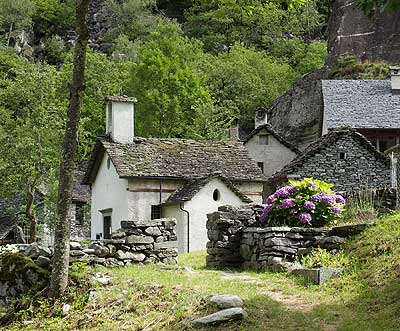 Sabbione liegt zwischen Findlingen