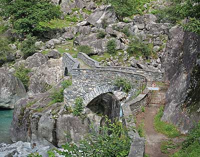 Steinbrücke über die Bavena