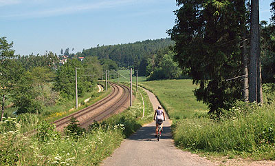 Der Bahnlinie entlang