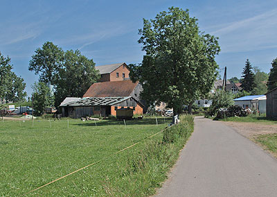 Entlang von Höfen durchs flache Tal