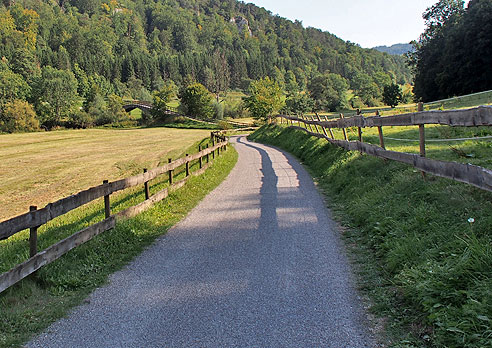 Radweg zur Brücke