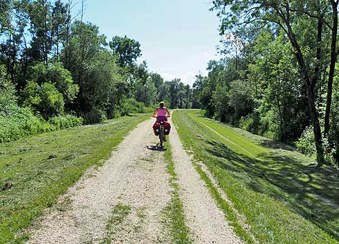 Radweg auf dem Damm