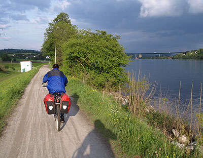 Radweg direkt an der Donau
