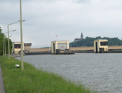 Schloss überragt Donaukraftwerk