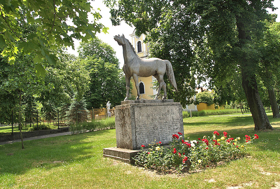 Ein Pferdedenkmal schmückt einen Park in Bablona