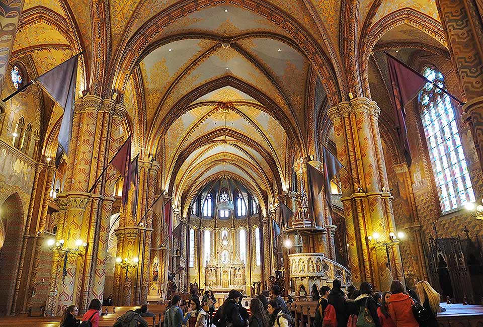Im Kirchenschiff der Matthiaskirche in Budapest