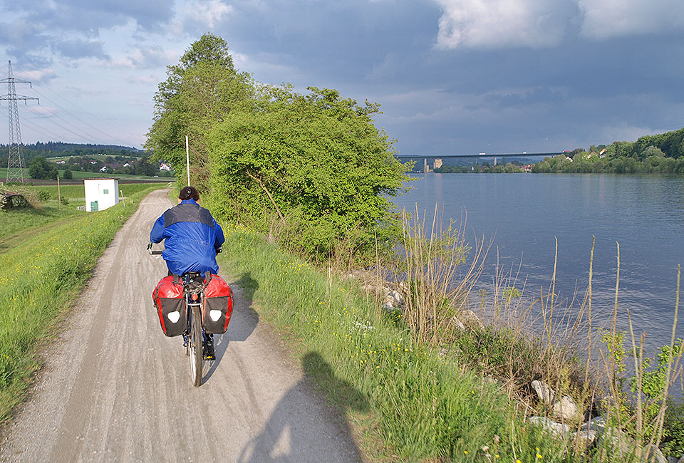 Radweg direkt an der Donau