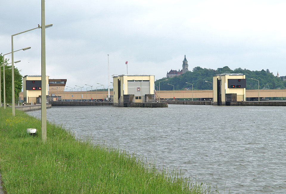 Schloss überragt Donaukraftwerk