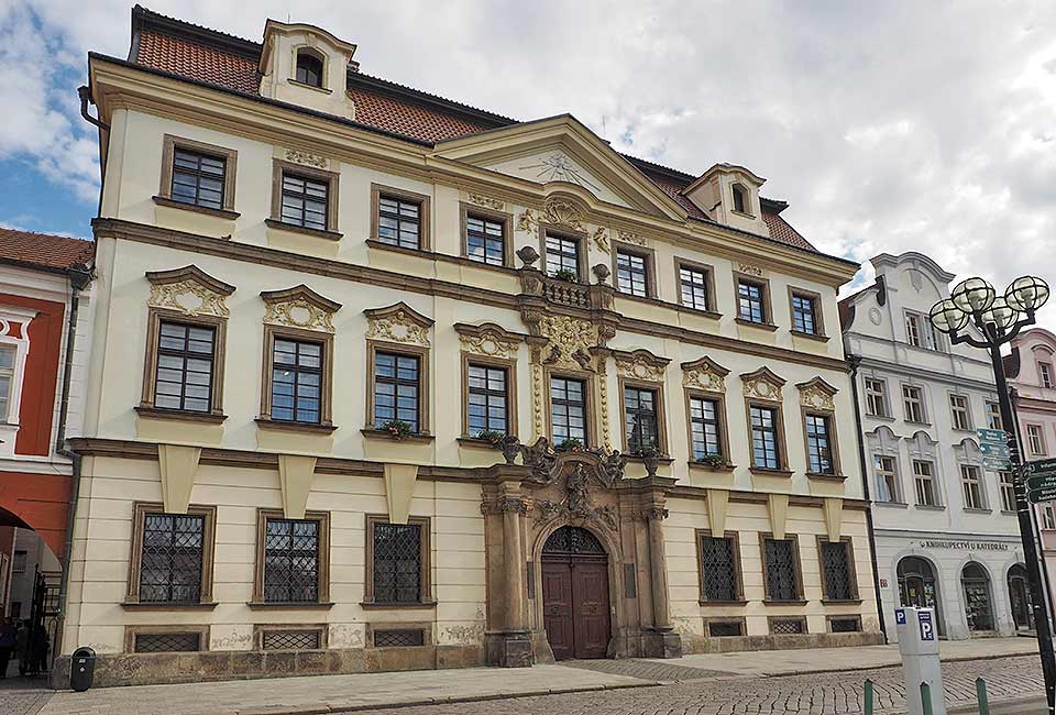 Blick auf den Blick auf den Bischofspalast in Hradec Kralove