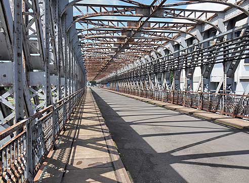 Stahlbrücke am Stauwerk