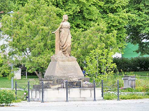 Ehrenmal am Marktplatz von Klecany