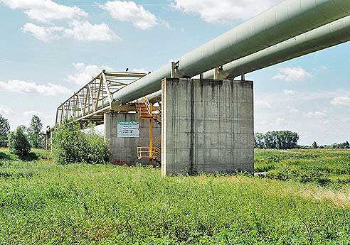 Auf der Versorgungsbrücke über die Moldau