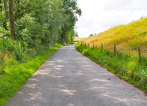 Radweg hinter dem Deich