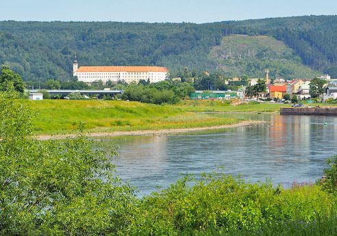 Weite Sicht auf den Veraluf der Elbe