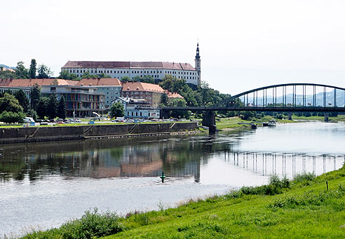 Blick vom Elbufer auf das Schloss Decin