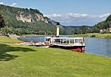 Schiff vor dem Elbsandsteingebirge