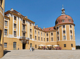 Im Schlosshof Moritzburg