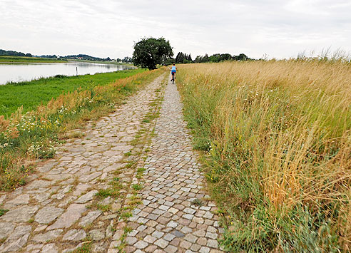 Pflasterweg vor Grödel