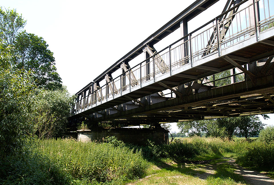 Brücke über die Elbe für Radler und Fußgänger