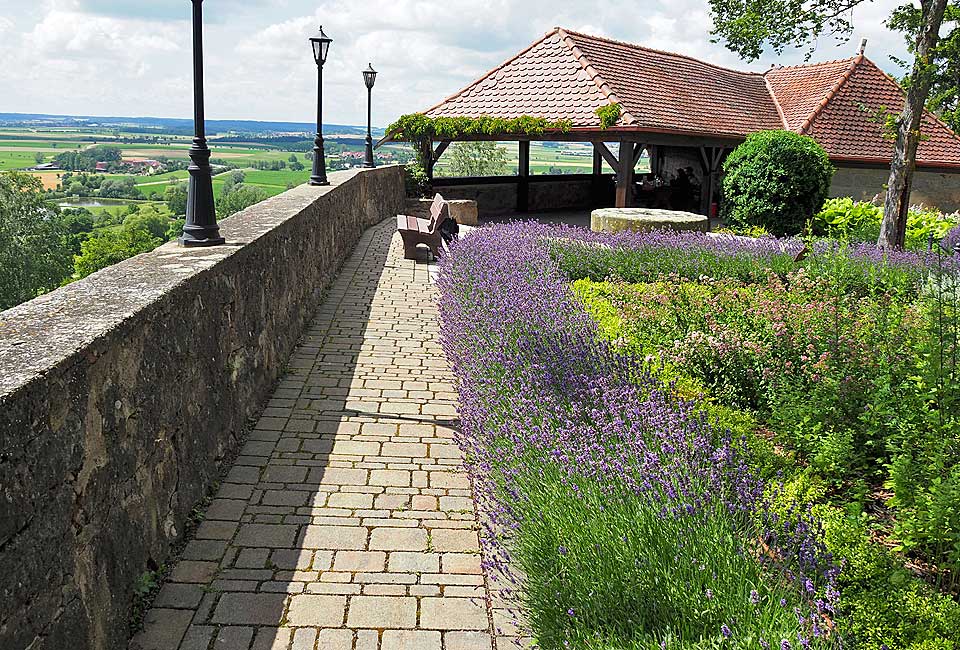 Schöner Burggarten auf der Comburg