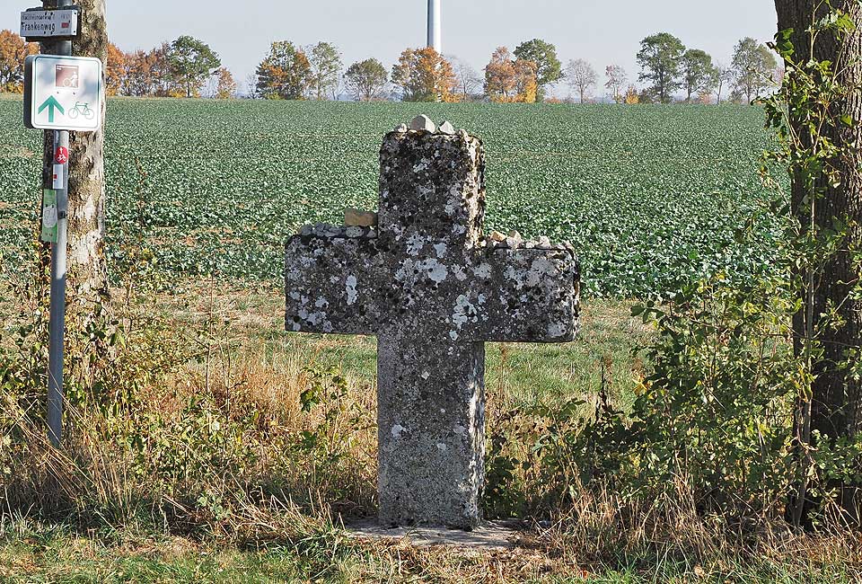 Steinkreuz am Radweg