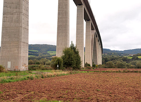 Unter der ICE-Bahntrasse