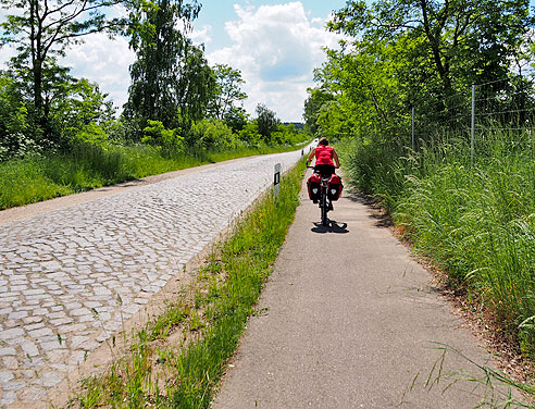 Radweg und Straße