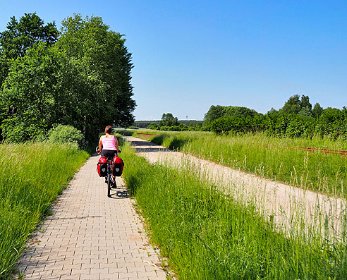 Radweg entlang der Gleise