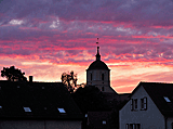 Sonnenuntergang mit Kirche