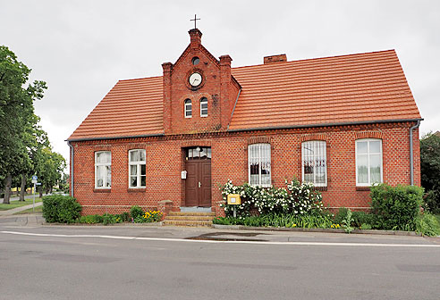 Schul- und Kirchhaus Tieckow