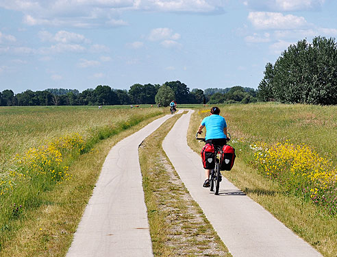 Radweg auf Betonspuren