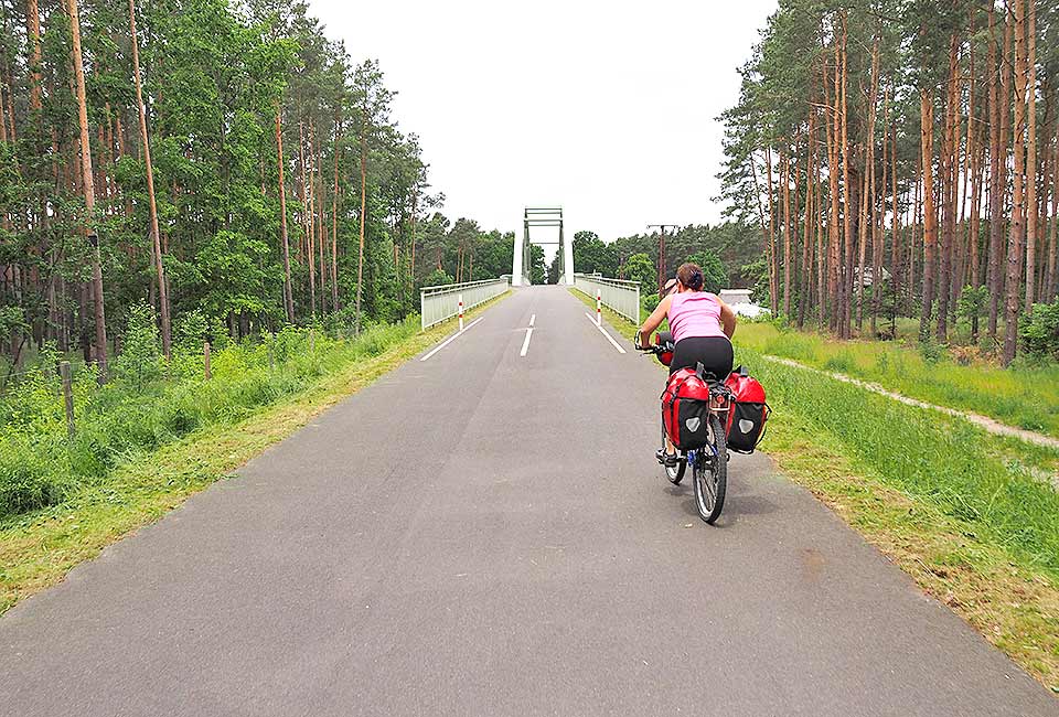 Moderne Radlerbrücke bei Friedrichsthal