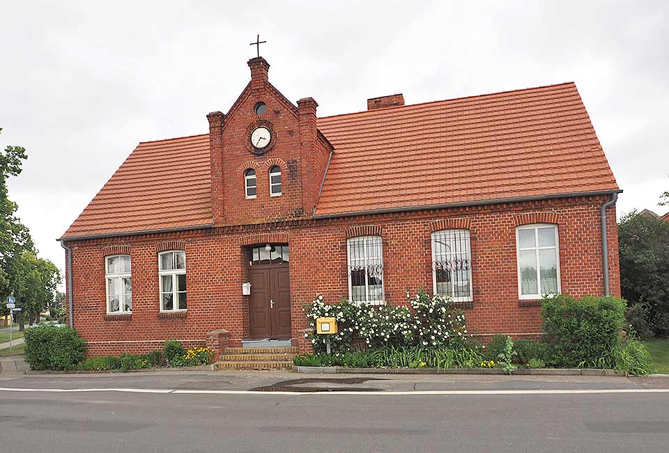 Schul- und Kirchhaus Tieckow