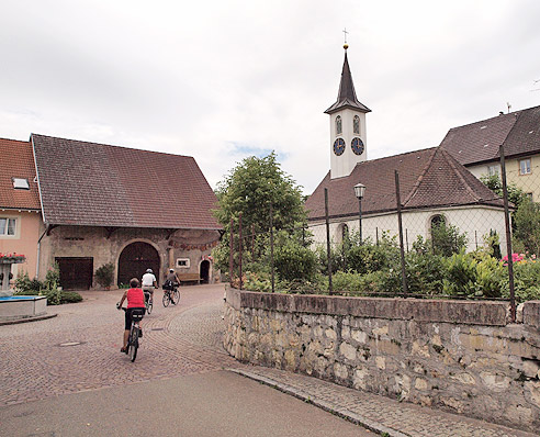 Durch den Ort Rheinheim
