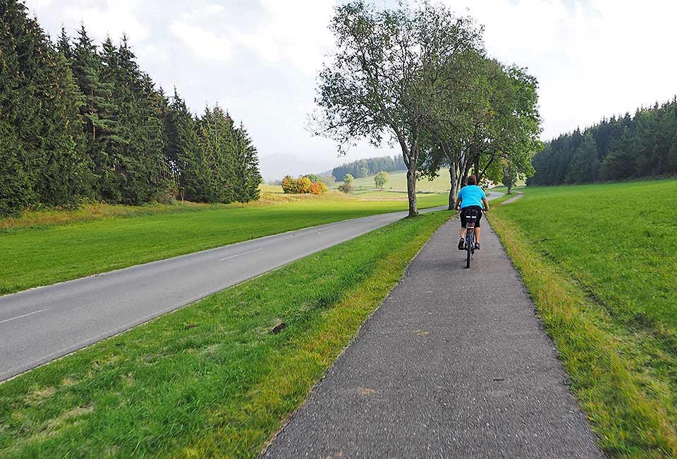 Schöner Radweg neben der Straße