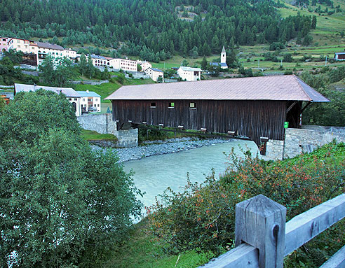 Holzbrücke in Lavin